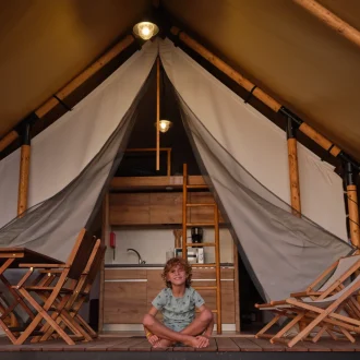 Глэмпинг в сочетании с рыбалкой, охотой, серфингом