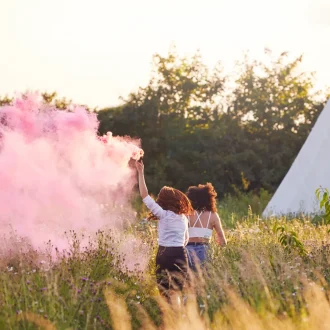 Глэмпинг в лесу vs у воды: что предпочитают гости